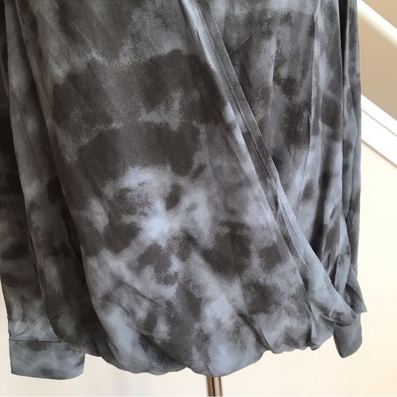 NWT Rails Hillary Tie Dye Long Sleeve Surplice Crossover Blouse Slate Gray Sze M - Picture 9 of 16